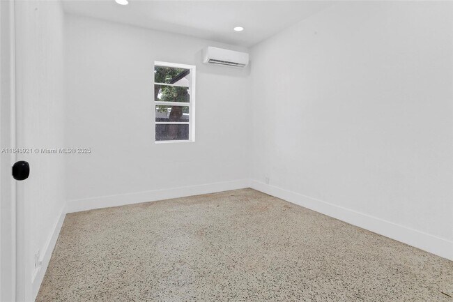 Building Photo - 1528 NE 145th St