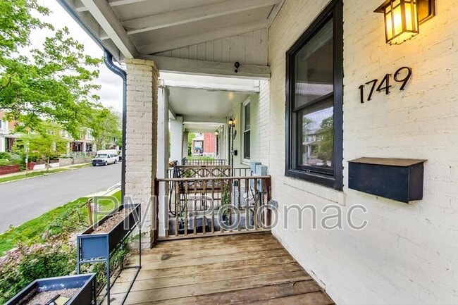 Building Photo - 1749 L St NE