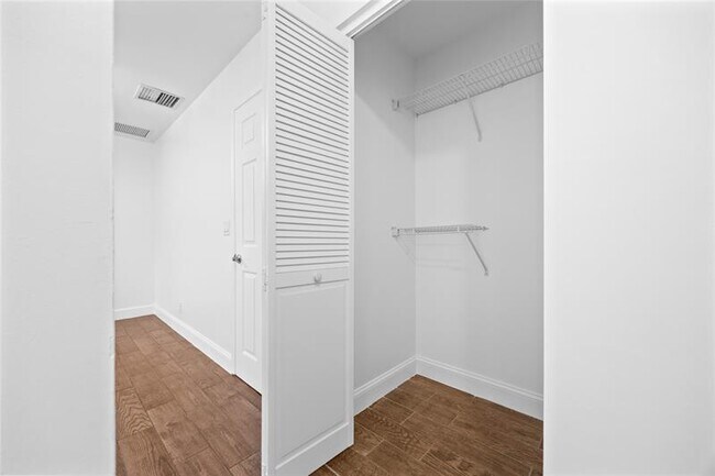 Building Photo - 404 SE 16th St