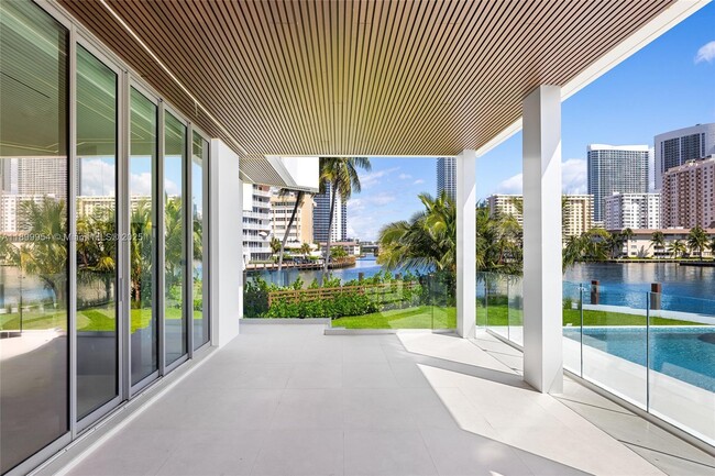 Building Photo - 503 Palm Dr