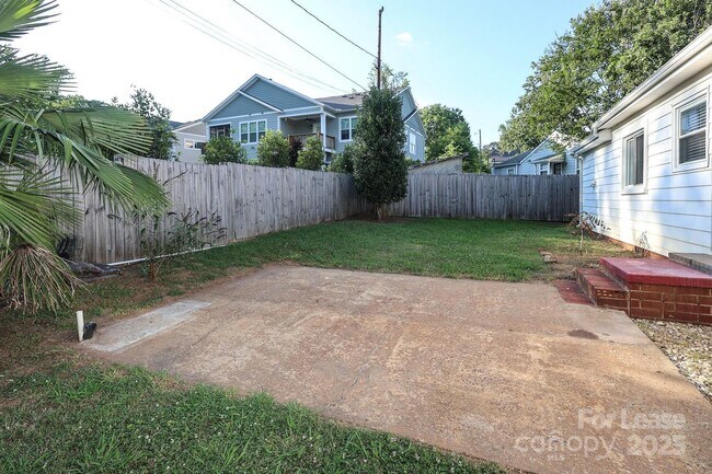 Building Photo - 5310 Buckingham Dr