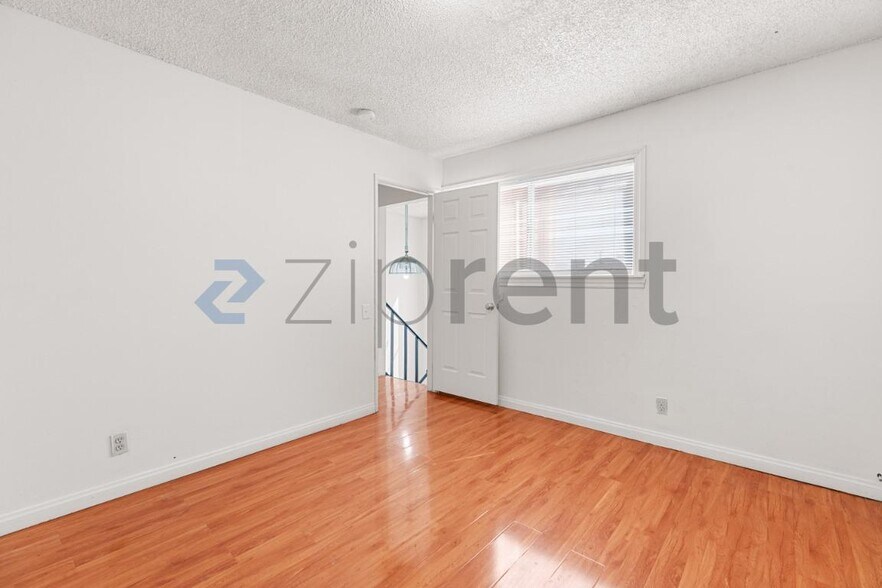 Building Photo - Unit 33