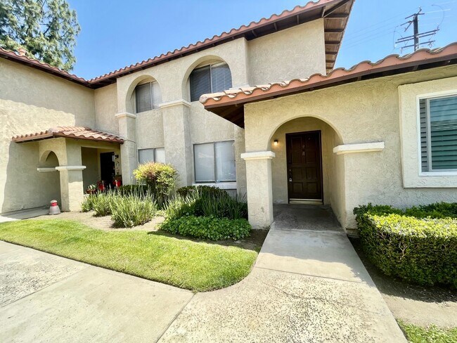 Primary Photo - Charming 2 Bedroom 1.5 Bathroom Townhome w...