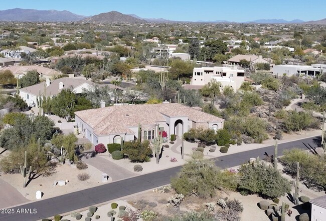 Building Photo - 6938 E Lomas Verdes Dr