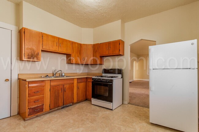 Building Photo - Available Now! | Bright 4 Bedroom / 2 Bathroom Home | 13th & Martha