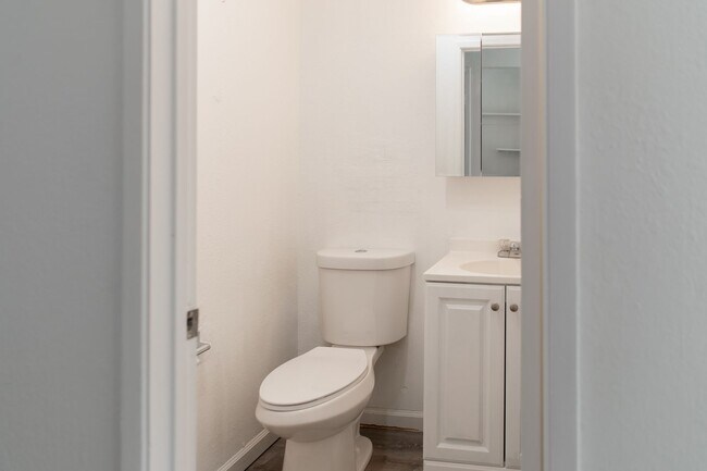 Building Photo - 3 bedroom, 1.5 bathroom townhome