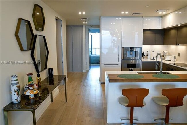 Building Photo - 15701 Collins Ave