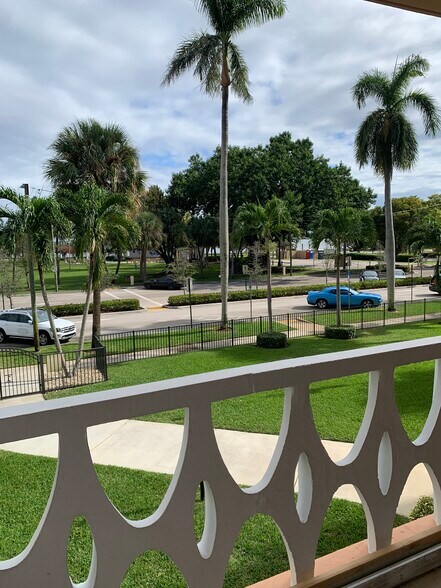 Building Photo - 15 S Golfview Rd