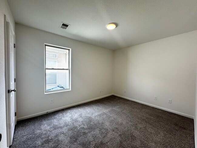Building Photo - 409 Ella Rae Ln