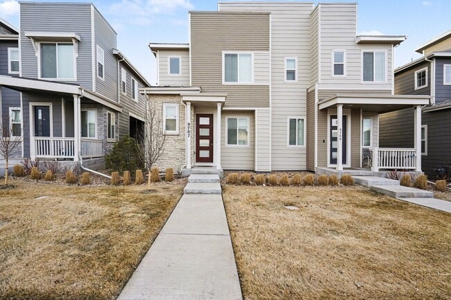 Building Photo - Available April 2026! 2 bed 2.5 bath townhouse!