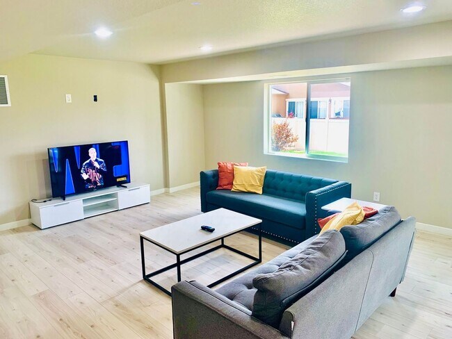 Building Photo - $2828 | 6BR/4BR | Fully Furnished Home in ...