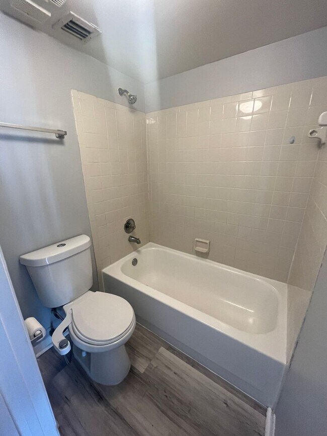 Building Photo - ONE BEDROOM ONE BATHROOM!! WATERFRONT COMMUNITY