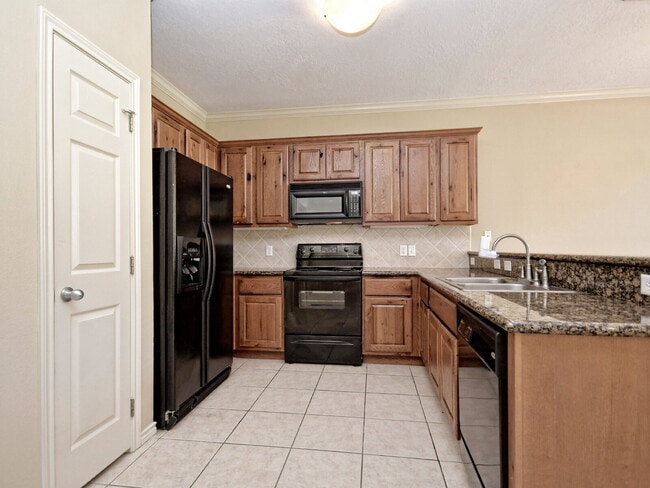 Building Photo - "Spacious 4-Bed, 4-Bath Townhouse Gem in College Station – Perfect for Comfortable Living!"