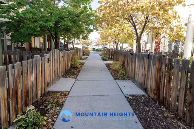 Building Photo - 858 Cecina Ct