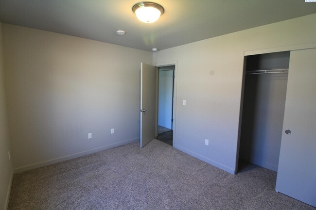 Building Photo - 3 bed, 2 bath townhome in Pasco
