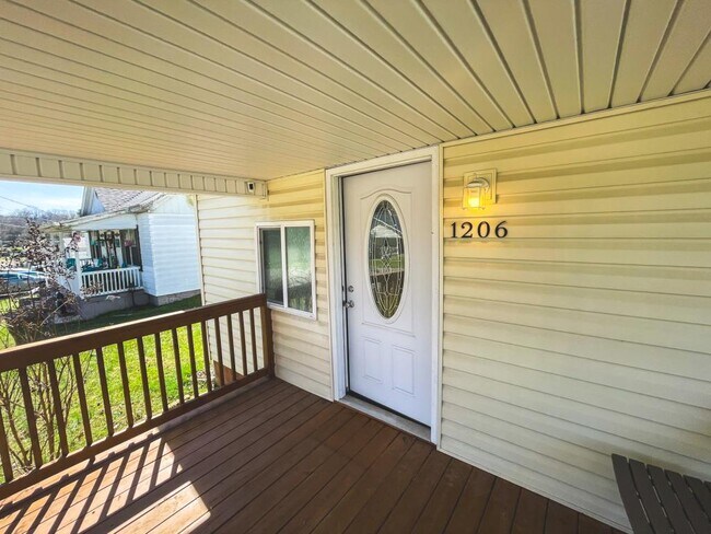 Building Photo - 1206 Golf St