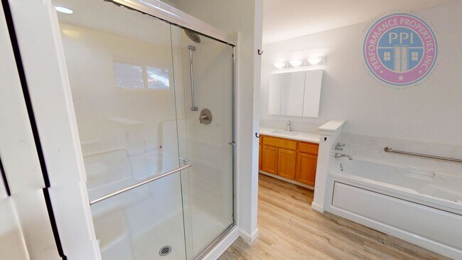 Building Photo - LAKE OSWEGO, FIRST ADDITION  / SINGLE LEVEL, NEWLY UPDATED, BASEMENT & GARAGE