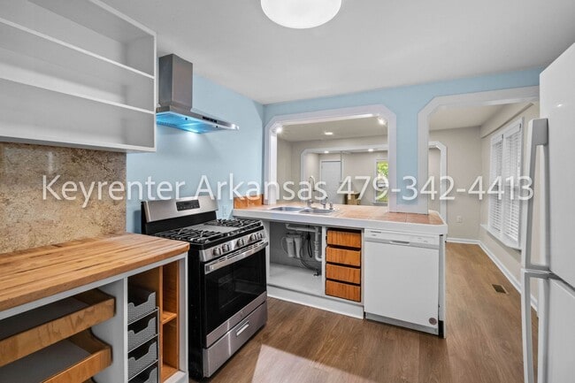 Building Photo - Classic Fayetteville Charm Near Dickson Street with Stunning Outdoor Space