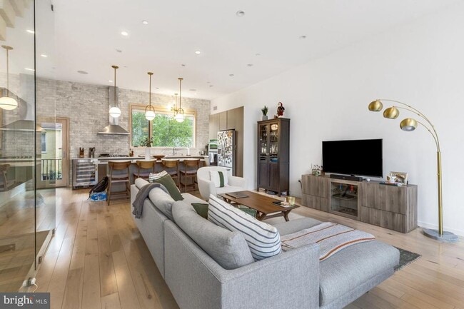 Building Photo - 1108 N Bodine St