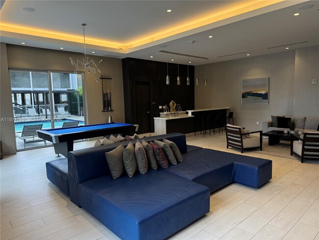 Building Photo - 1010 SW 2nd Ave