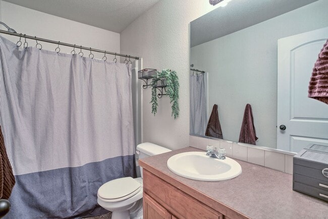 Building Photo - 3 Bedroom 2 1/2 Bath Split Level in Johnstown