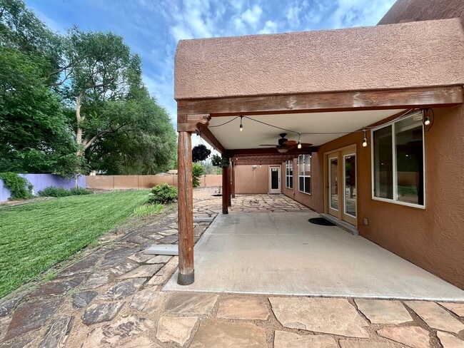 Building Photo - Gorgeous and Quiet 4 Bedroom 2.5 Bathroom ...