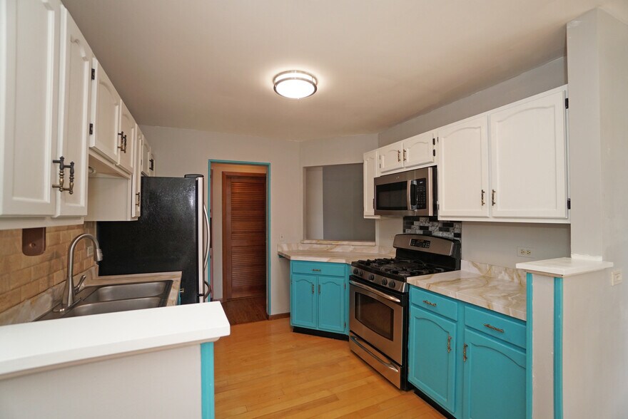 Kitchen - 131 Red Fox Ln