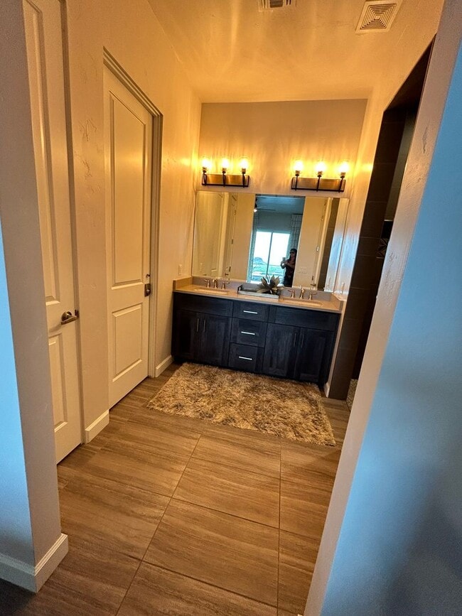 Building Photo - Beautiful Furnished Pool Home!