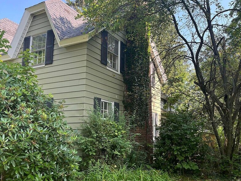 Building Photo - 321 Maple St