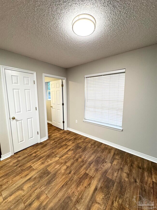 Building Photo - 5661 Fairview Dr