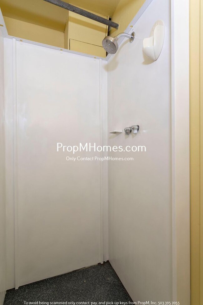 Building Photo - Rare Three Bedroom Gem in SW Portland!