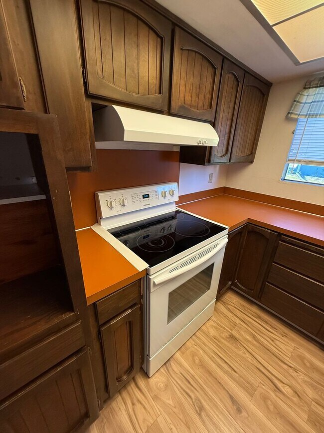 Building Photo - Swanky Retro Living in the Heart of North Everett!