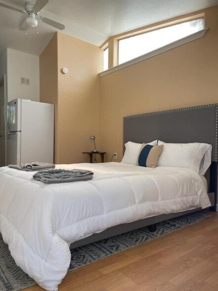 Building Photo - 3345 Lakeshore Blvd