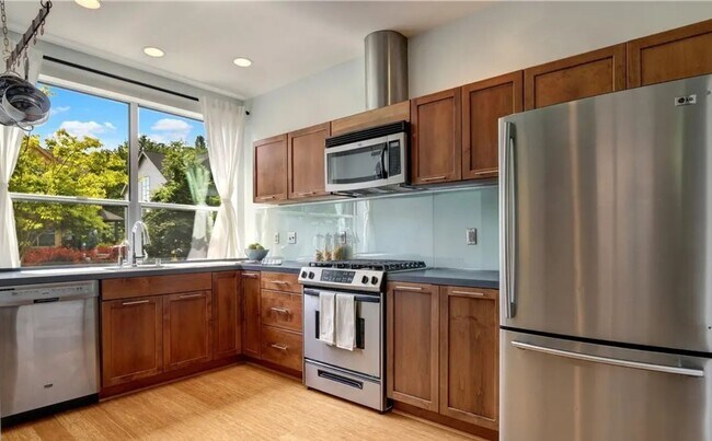 Building Photo - Bright & Spacious Townhome for Rent in a Charming, Tree-Lined Neighborhood