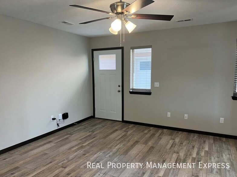 Building Photo - 3 Bedroom 1.5 Bathroom Townhome