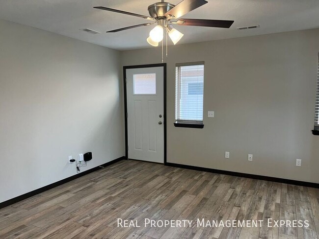 Building Photo - 3 Bedroom 1.5 Bathroom Townhome