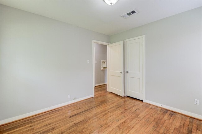 Building Photo - 5907 Nelwyn St