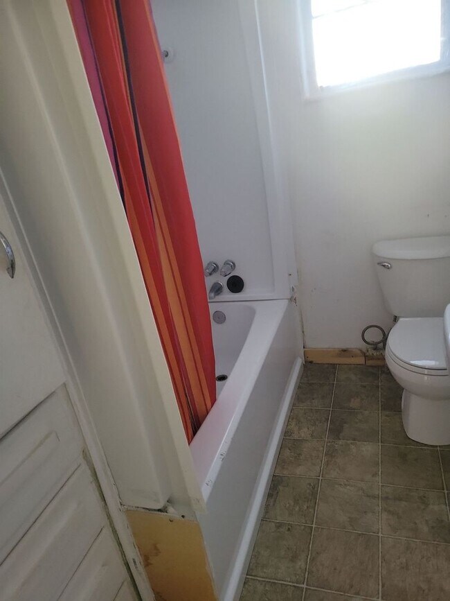 Building Photo - 905 N Lincoln Ave