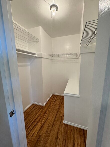 Building Photo - 1422 6th St