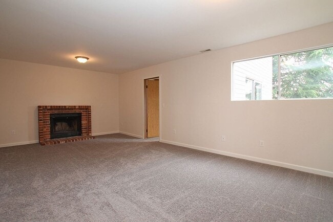 Building Photo - 4 Bedroom 2.5 Baths+ Bonus Home Office/ Woodinville $3850 per Month
