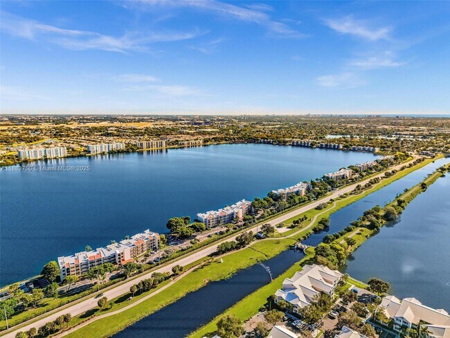 Building Photo - 118 Lake Emerald Dr