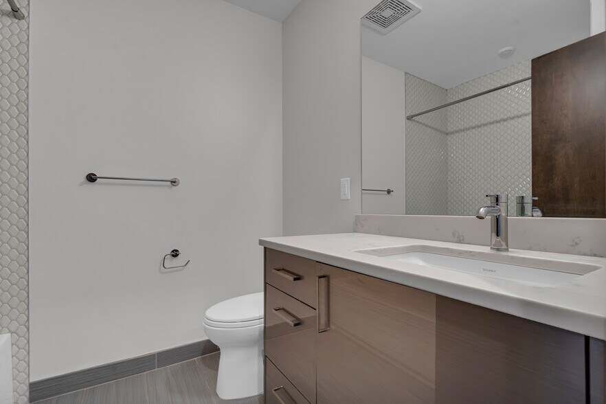 Building Photo - 438 Selden St