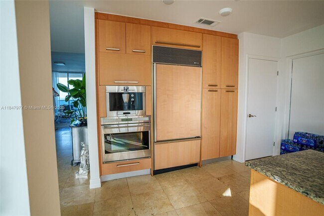 Building Photo - 15901 Collins Ave