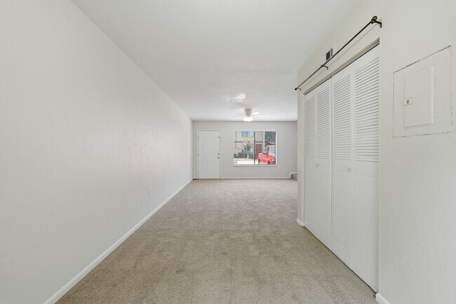 Building Photo - Southfork Oaks Condo