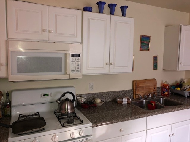 Large Kitchen with Granite - 1048 W 223rd St