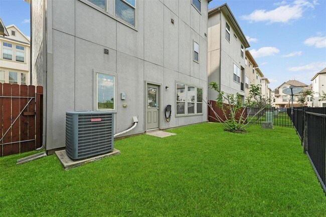 Building Photo - 9611 Knights Station Dr