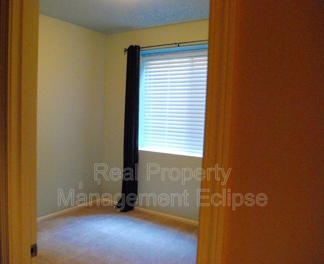 Building Photo - 10707 Ross Rd