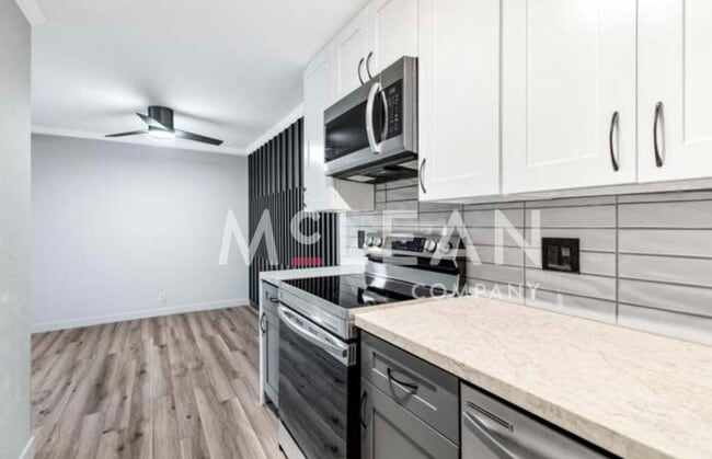 Building Photo - One Bedroom Palm Springs Villas