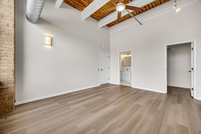 Building Photo - Fulton Market 2 Bed/2 Bath Timber Loft! Brand New Hardwood Floors! Rooftop Deck!