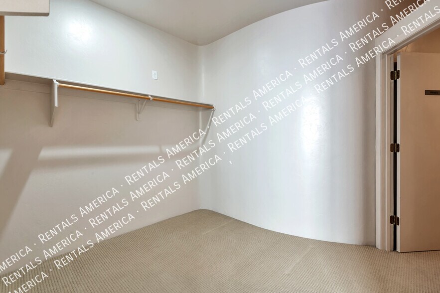 Building Photo - 1033 W Par 4 Dr